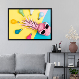 Obraz w ramie Kolorowe żarówki wokół różowego ananasa