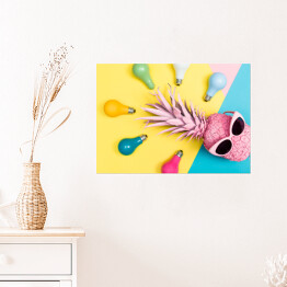 Plakat samoprzylepny Kolorowe żarówki wokół różowego ananasa