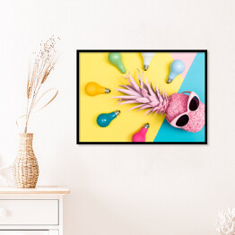 Plakat w ramie Kolorowe żarówki wokół różowego ananasa