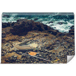 Fototapeta winylowa zmywalna Statek rozbitków na skalistym brzegu