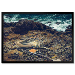 Plakat w ramie Statek rozbitków na skalistym brzegu