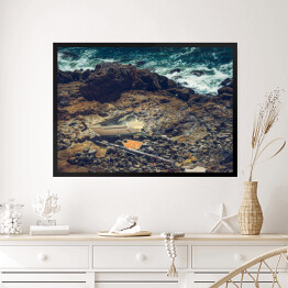 Obraz w ramie Statek rozbitków na skalistym brzegu