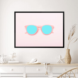 Obraz w ramie Stylowe wakacyjne okulary na różowym tle
