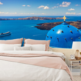Krajobraz wyspy Santorini z niebieską kopułą kościoła, Grecja