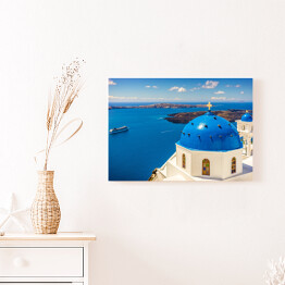Krajobraz wyspy Santorini z niebieską kopułą kościoła, Grecja