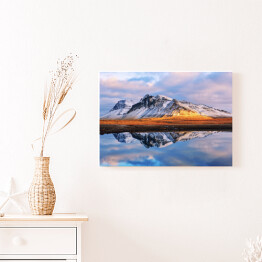 Obraz na płótnie Górskie odbicie w tafli jeziora w pastelowych barwach