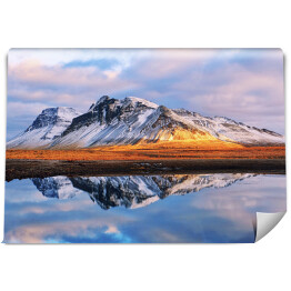 Fototapeta samoprzylepna Górskie odbicie w tafli jeziora w pastelowych barwach