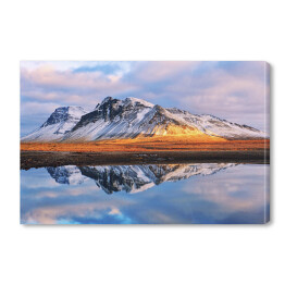 Obraz na płótnie Górskie odbicie w tafli jeziora w pastelowych barwach