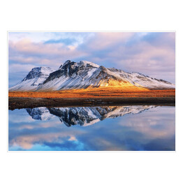 Plakat samoprzylepny Górskie odbicie w tafli jeziora w pastelowych barwach