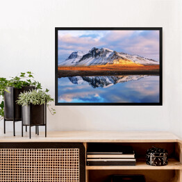 Obraz w ramie Górskie odbicie w tafli jeziora w pastelowych barwach