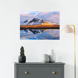 Plakat Górskie odbicie w tafli jeziora w pastelowych barwach