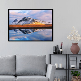 Plakat w ramie Górskie odbicie w tafli jeziora w pastelowych barwach