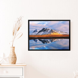 Obraz w ramie Górskie odbicie w tafli jeziora w pastelowych barwach