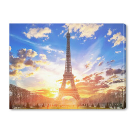 Wieża Eiffla oświetlona słoncem, Paryż. Francja