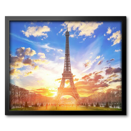 Obraz w ramie Wieża Eiffla oświetlona słoncem, Paryż. Francja