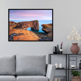 Plakat w ramie Wieczorny krajobraz z widokami na skalisty przylądek i ocean, Islandii
