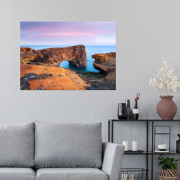 Plakat samoprzylepny Wieczorny krajobraz z widokami na skalisty przylądek i ocean, Islandii