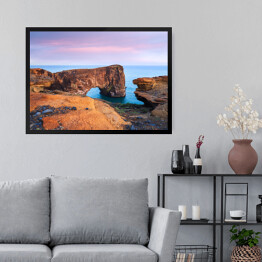 Obraz w ramie Wieczorny krajobraz z widokami na skalisty przylądek i ocean, Islandii