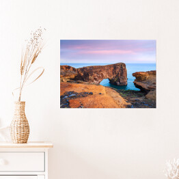 Plakat samoprzylepny Wieczorny krajobraz z widokami na skalisty przylądek i ocean, Islandii