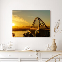 Obraz na płótnie Most nad rzeką w mieście ze spektakularnym wschodem słońca w tle