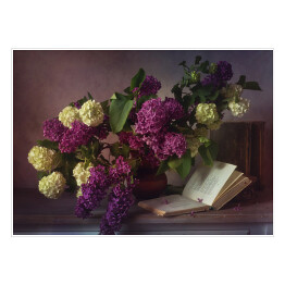 Książka przy wazonie z kwiatami - ilustracja 