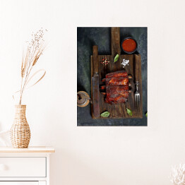 Plakat samoprzylepny Pyszne żeberka z grilla przyprawione pikantnym sosem