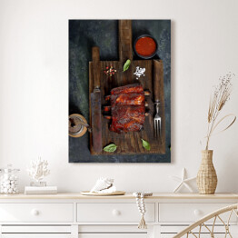 Obraz na płótnie Pyszne żeberka z grilla przyprawione pikantnym sosem
