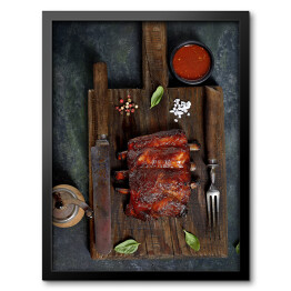 Obraz w ramie Pyszne żeberka z grilla przyprawione pikantnym sosem