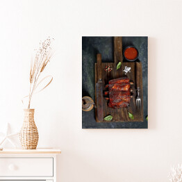 Obraz na płótnie Pyszne żeberka z grilla przyprawione pikantnym sosem
