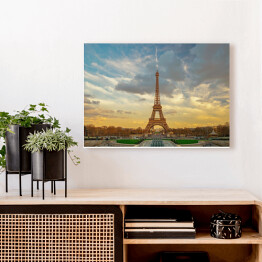Obraz na płótnie Wieża Eiffela oświetlana złotymi promieniami słońca