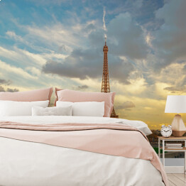 Fototapeta samoprzylepna Wieża Eiffela oświetlana złotymi promieniami słońca