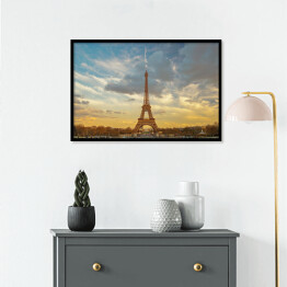 Plakat w ramie Wieża Eiffela oświetlana złotymi promieniami słońca