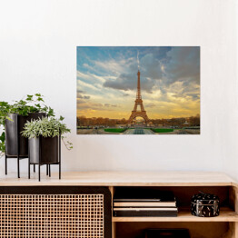 Plakat Wieża Eiffela oświetlana złotymi promieniami słońca