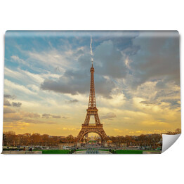 Fototapeta winylowa zmywalna Wieża Eiffela oświetlana złotymi promieniami słońca