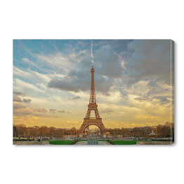 Obraz na płótnie Wieża Eiffela oświetlana złotymi promieniami słońca