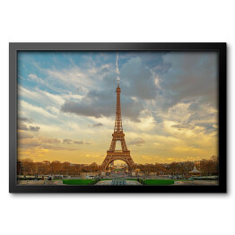 Obraz w ramie Wieża Eiffela oświetlana złotymi promieniami słońca