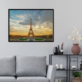 Plakat w ramie Wieża Eiffela oświetlana złotymi promieniami słońca