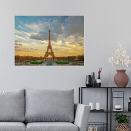 Plakat Wieża Eiffela oświetlana złotymi promieniami słońca