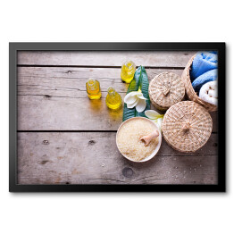 Obraz w ramie Butelki z olejkiem aromatycznym, ręczniki, sól morska i pojemniki na akcesoria spa