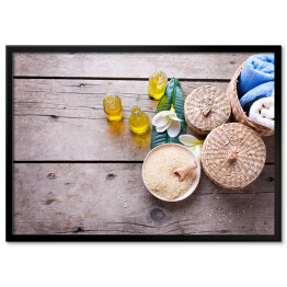 Plakat w ramie Butelki z olejkiem aromatycznym, ręczniki, sól morska i pojemniki na akcesoria spa