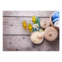 Plakat Butelki z olejkiem aromatycznym, ręczniki, sól morska i pojemniki na akcesoria spa