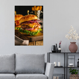 Plakat samoprzylepny Świeży hamburger z mięsem, bekonem, serem i warzywami na drewnianej desce