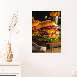 Plakat samoprzylepny Świeży hamburger z mięsem, bekonem, serem i warzywami na drewnianej desce