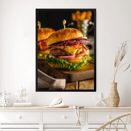 Obraz w ramie Świeży hamburger z mięsem, bekonem, serem i warzywami na drewnianej desce