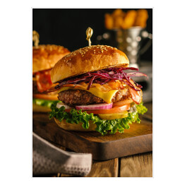 Plakat Świeży hamburger z mięsem, bekonem, serem i warzywami na drewnianej desce