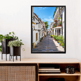 Obraz w ramie Typowa ulica starego miasta w Marbelli w Hiszpanii