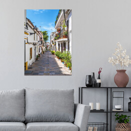 Plakat Typowa ulica starego miasta w Marbelli w Hiszpanii