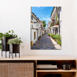 Plakat samoprzylepny Typowa ulica starego miasta w Marbelli w Hiszpanii