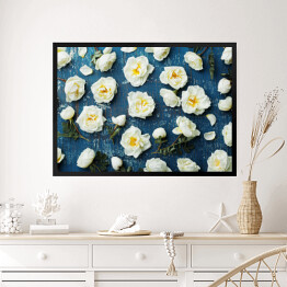 Obraz w ramie Białe kwiaty róż na ciemnym tle