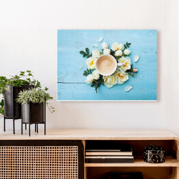 Obraz na płótnie Poranna filiżanka kawy i piękne róże na turkusowym tle
